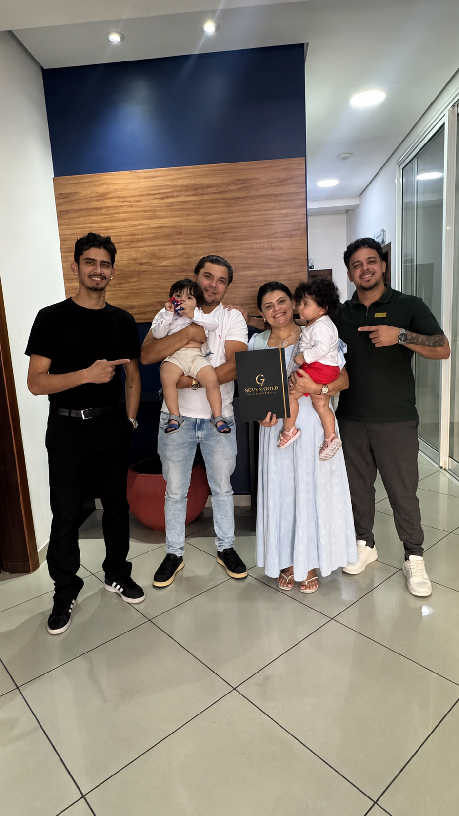 Família celebrando uma conquista com o especialista Atíla