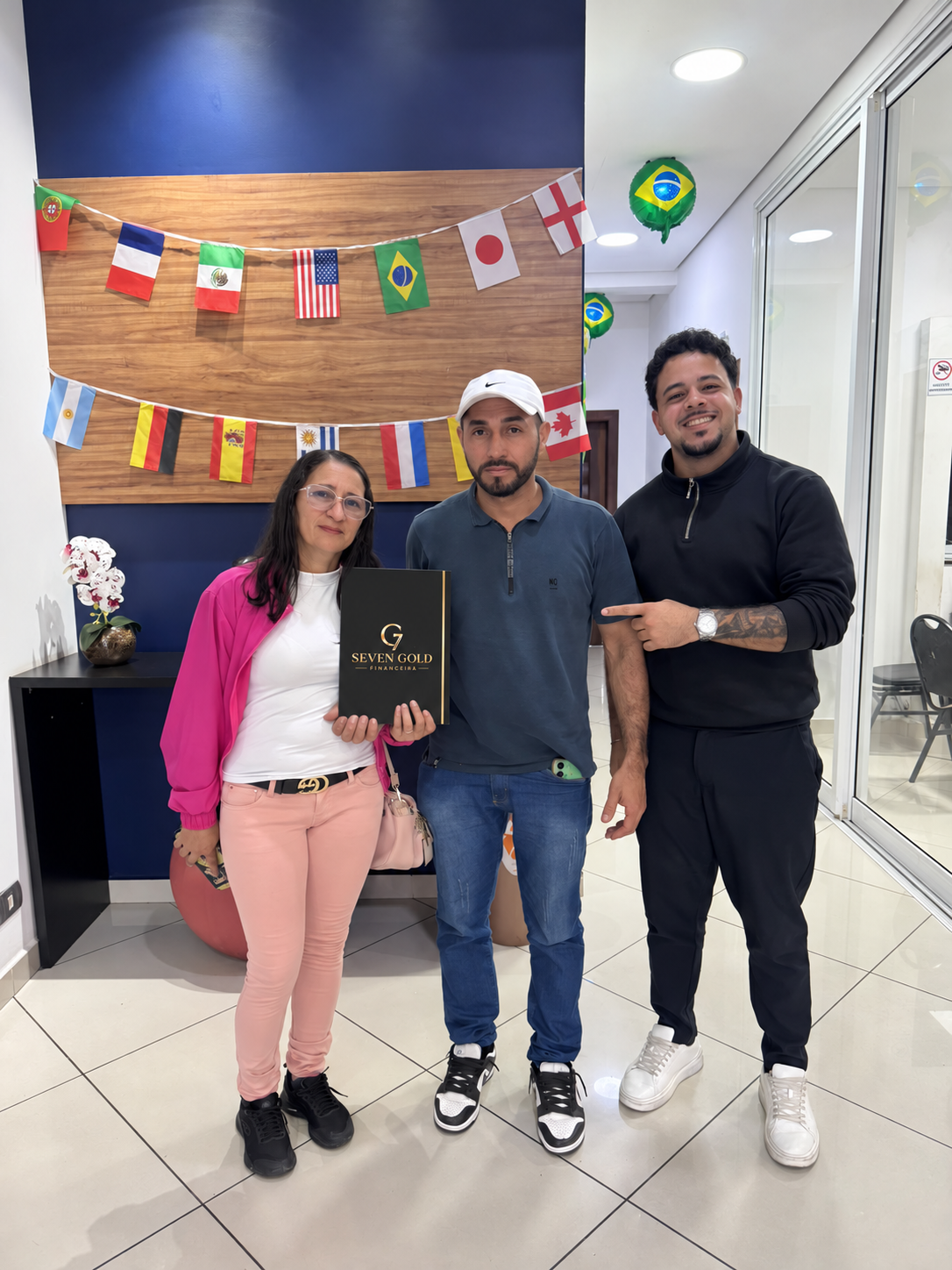 Clientes celebrando uma conquista com o especialista Atíla