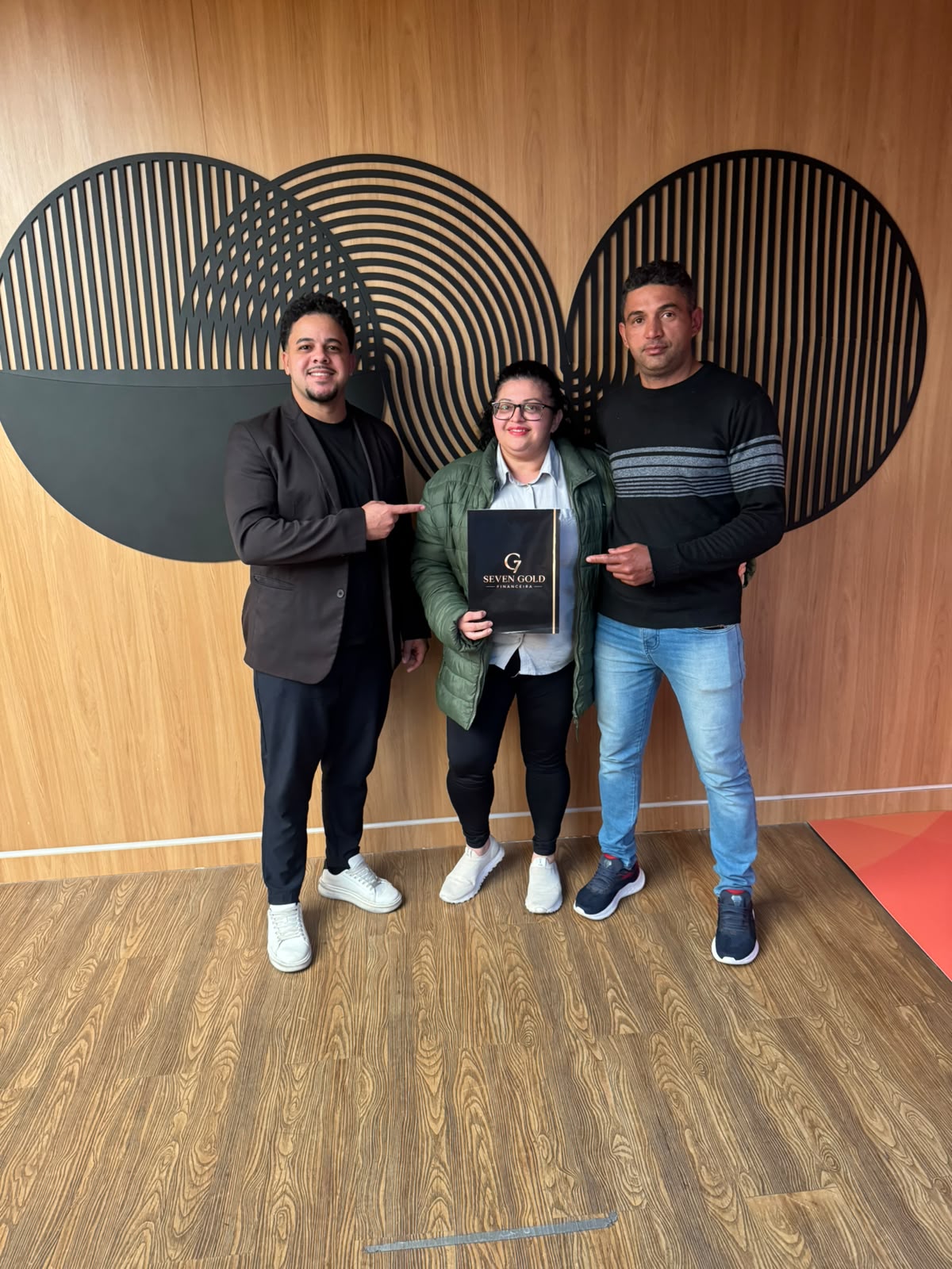 Clientes celebrando uma conquista com o especialista Atíla