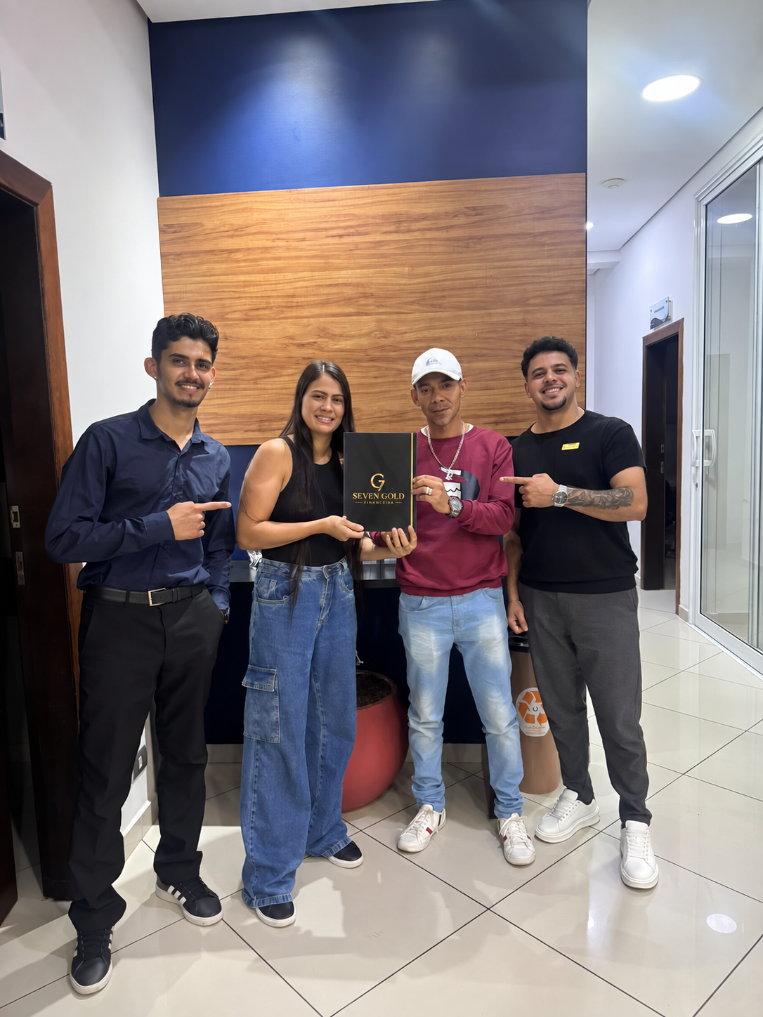 Clientes celebrando uma conquista com o especialista Atíla