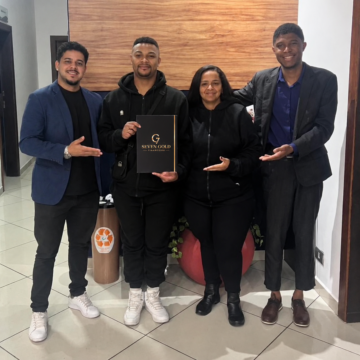 Clientes celebrando uma conquista com o especialista Atíla