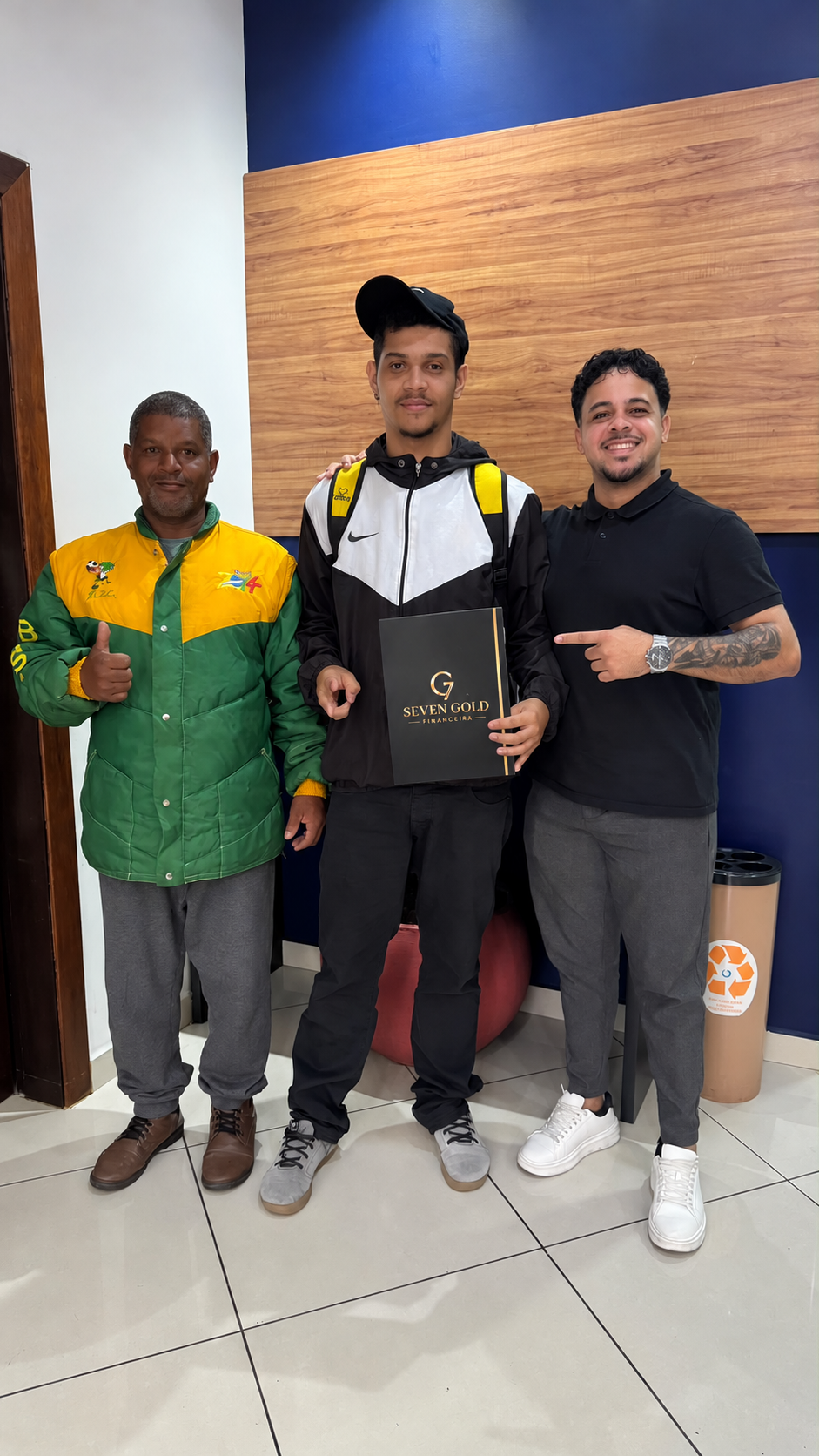Clientes celebrando uma conquista com o especialista Atíla