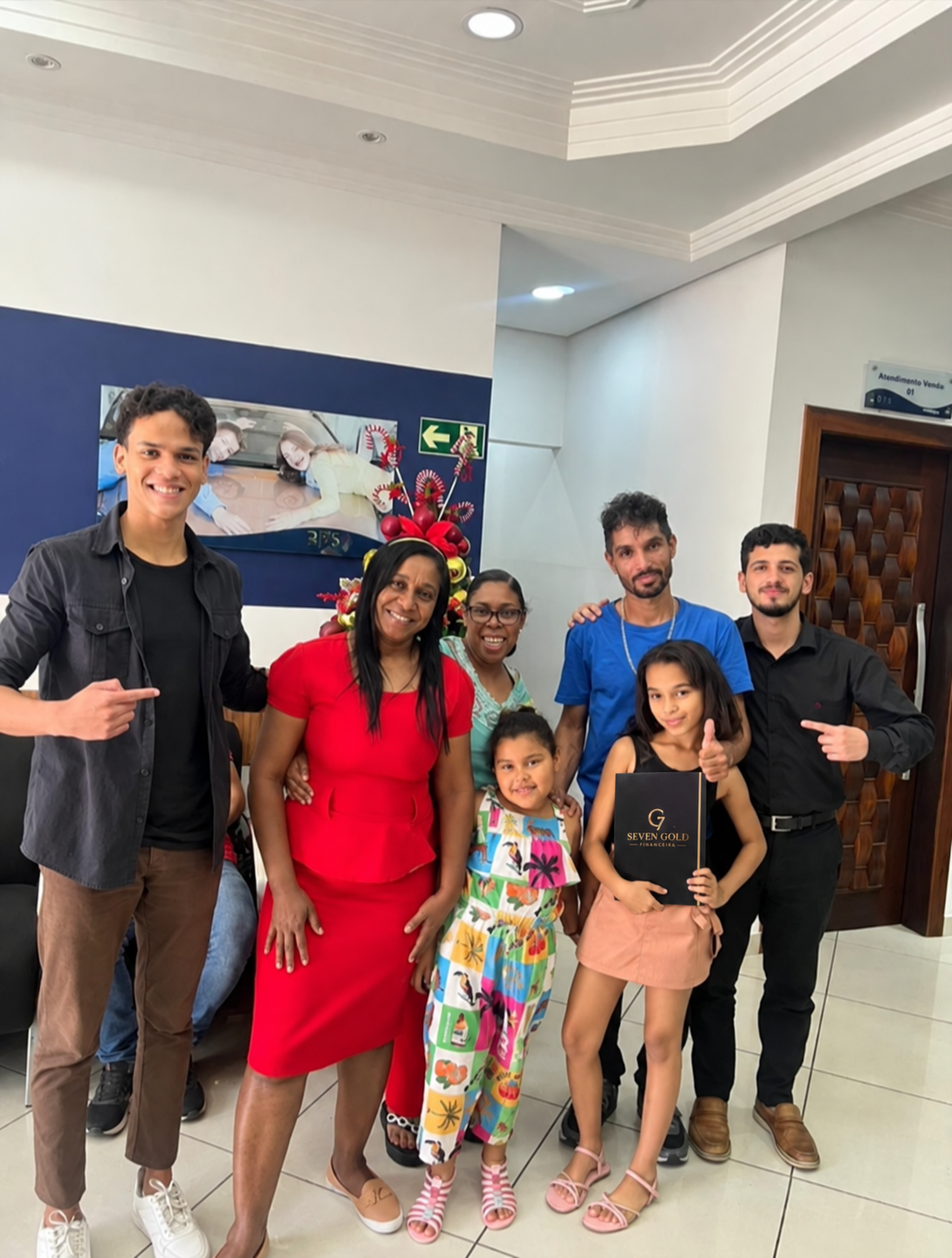 Família celebrando uma conquista com o especialista Israel