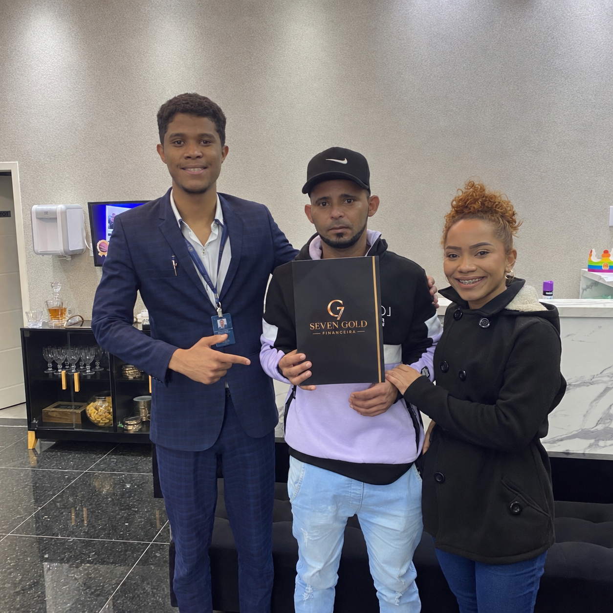 Clientes celebrando uma conquista com o especialista Jonatã