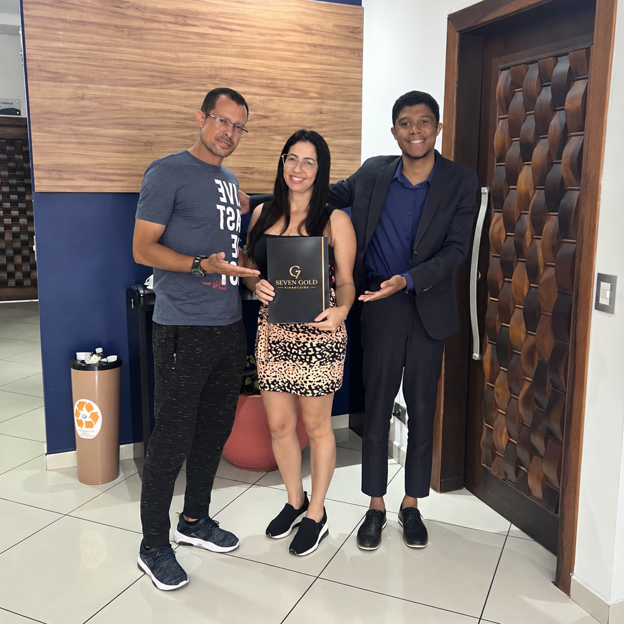 Clientes celebrando uma conquista com o especialista Jonatã