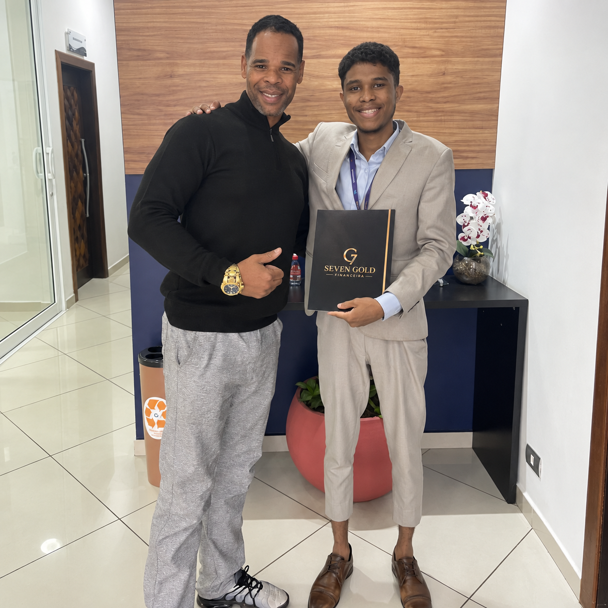 Clientes celebrando uma conquista com o especialista Jonatã
