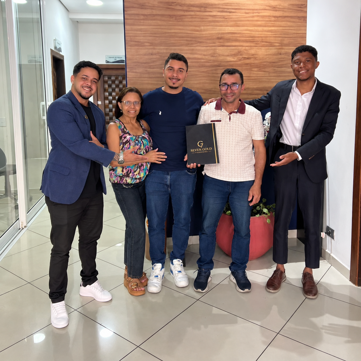 Clientes celebrando uma conquista com o especialista Jonatã