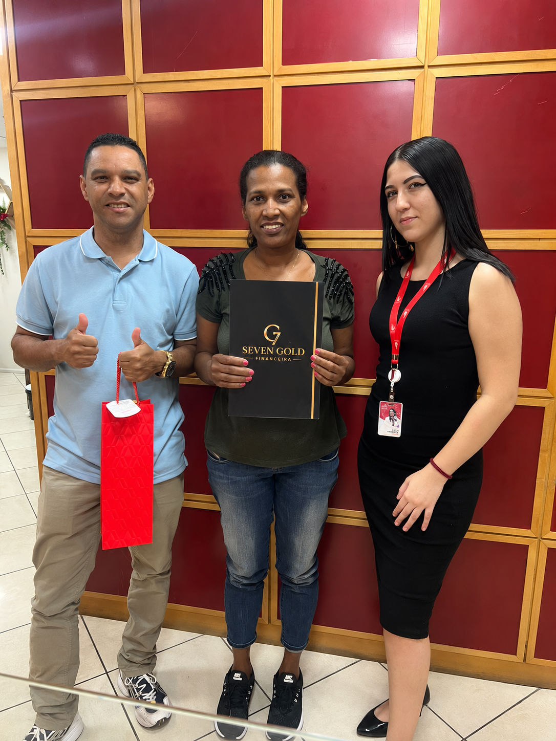 Clientes celebrando uma conquista com a especialista Julia