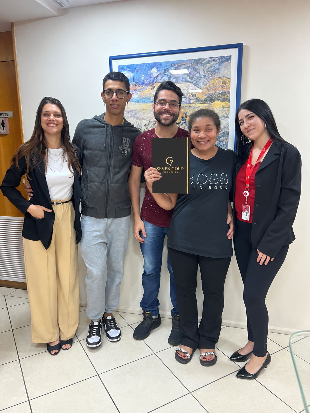 Clientes celebrando uma conquista com a especialista Julia