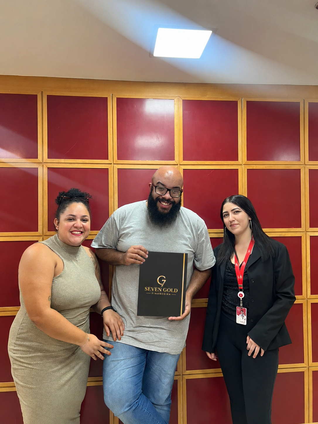 Clientes celebrando uma conquista com a especialista Julia