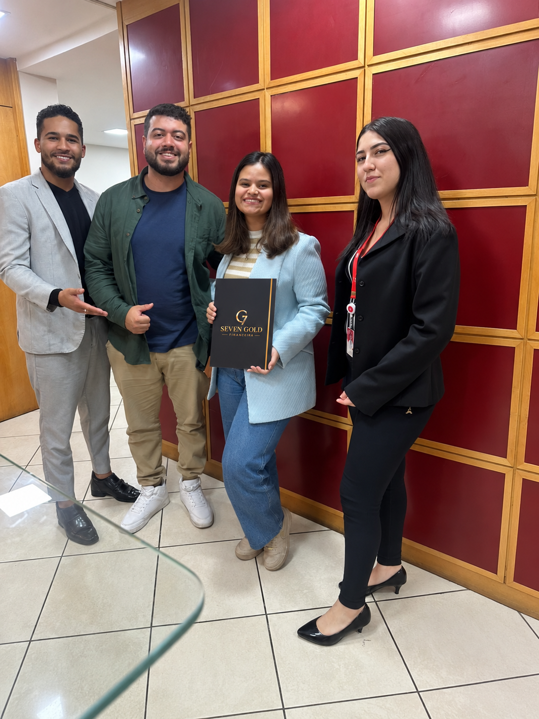 Clientes celebrando uma conquista com a especialista Julia