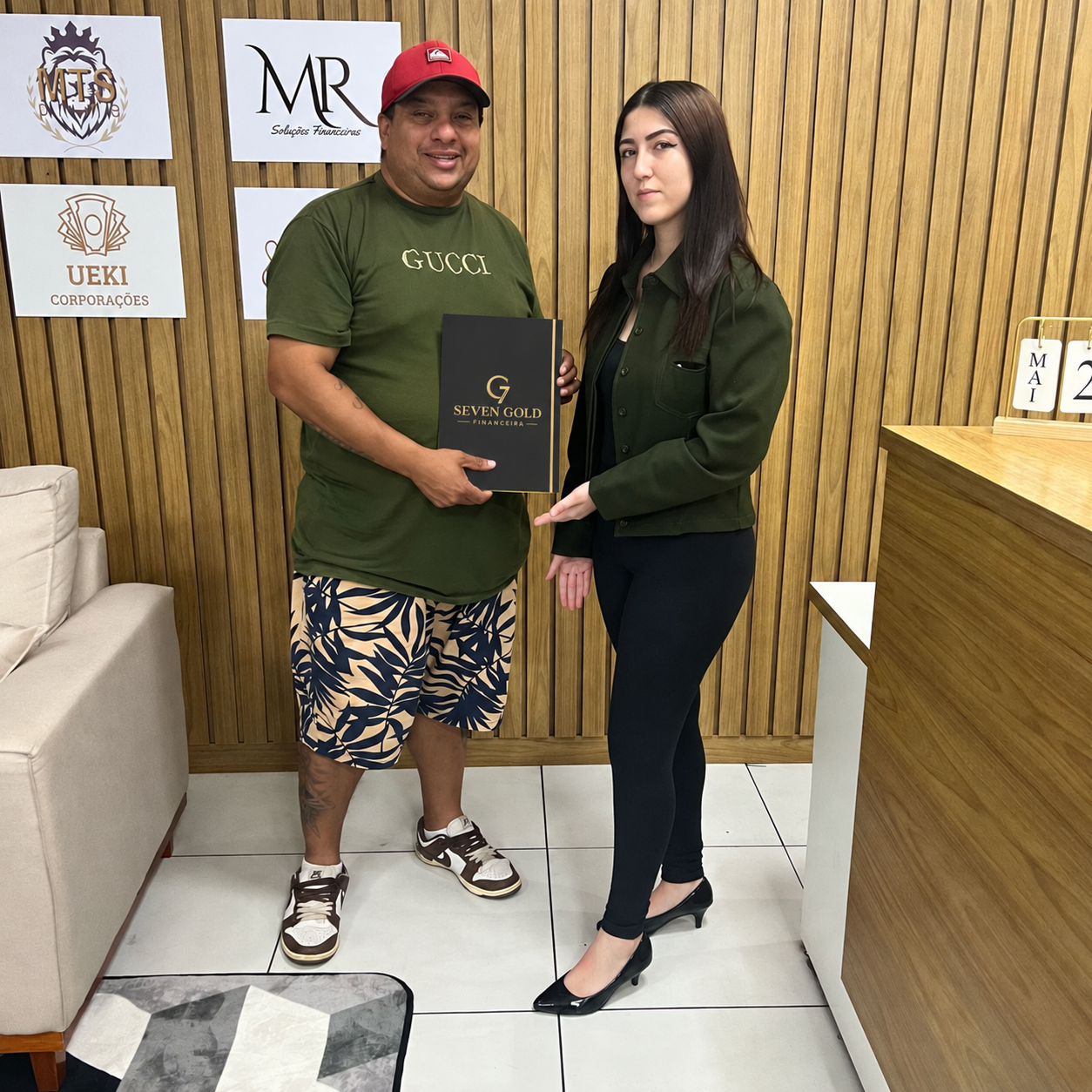 Clientes celebrando uma conquista com a especialista Julia