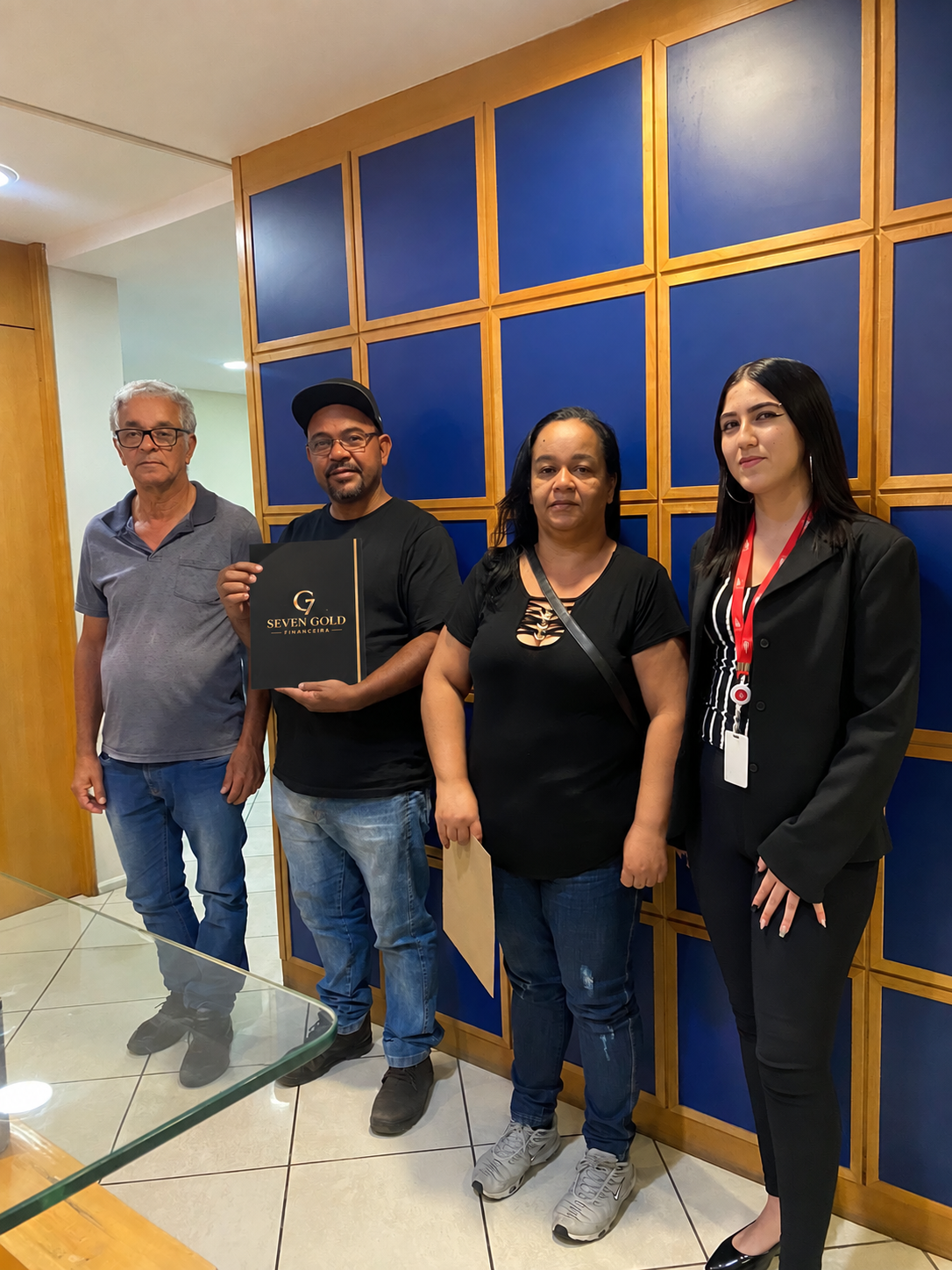 Clientes celebrando uma conquista com a especialista Julia