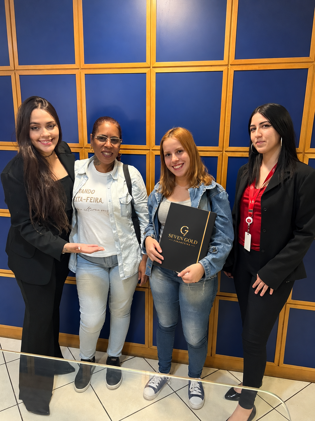 Clientes celebrando uma conquista com a especialista Julia