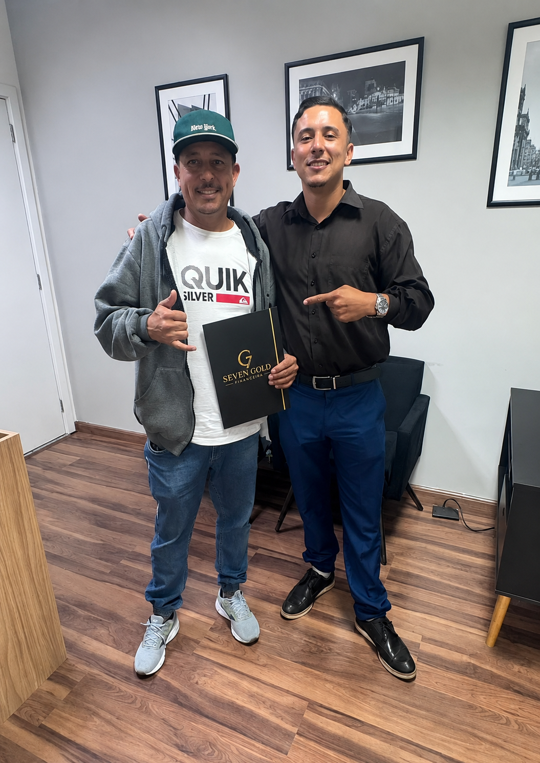 Cliente celebrando uma conquista com o especialista Lucas
