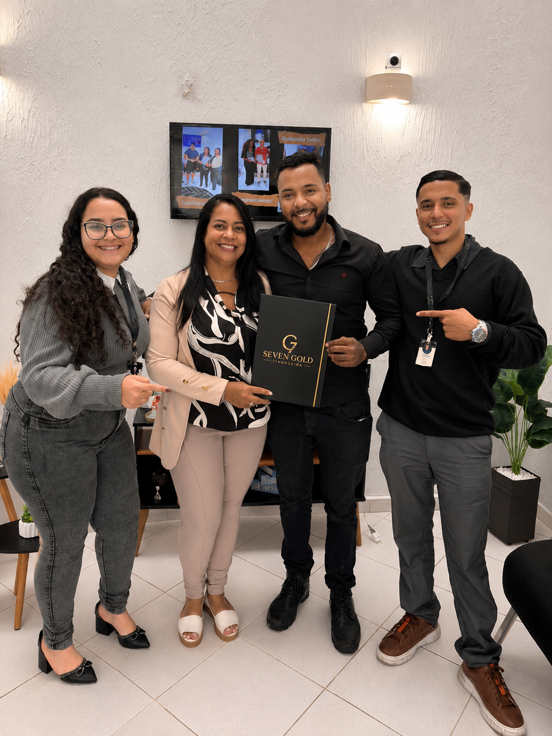Clientes celebrando uma conquista com o especialista Lucas