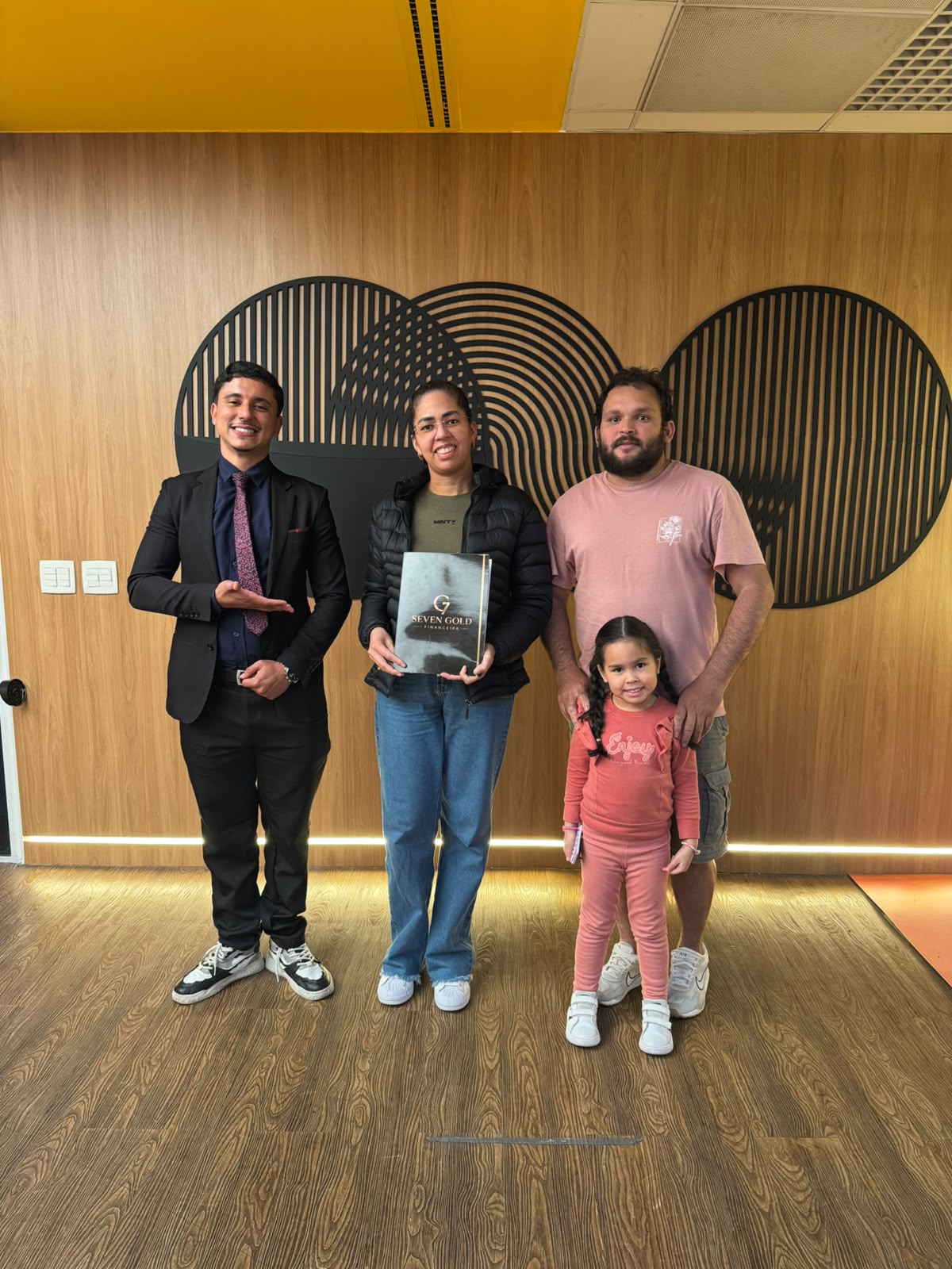 Família celebrando uma conquista com o especialista Lucas