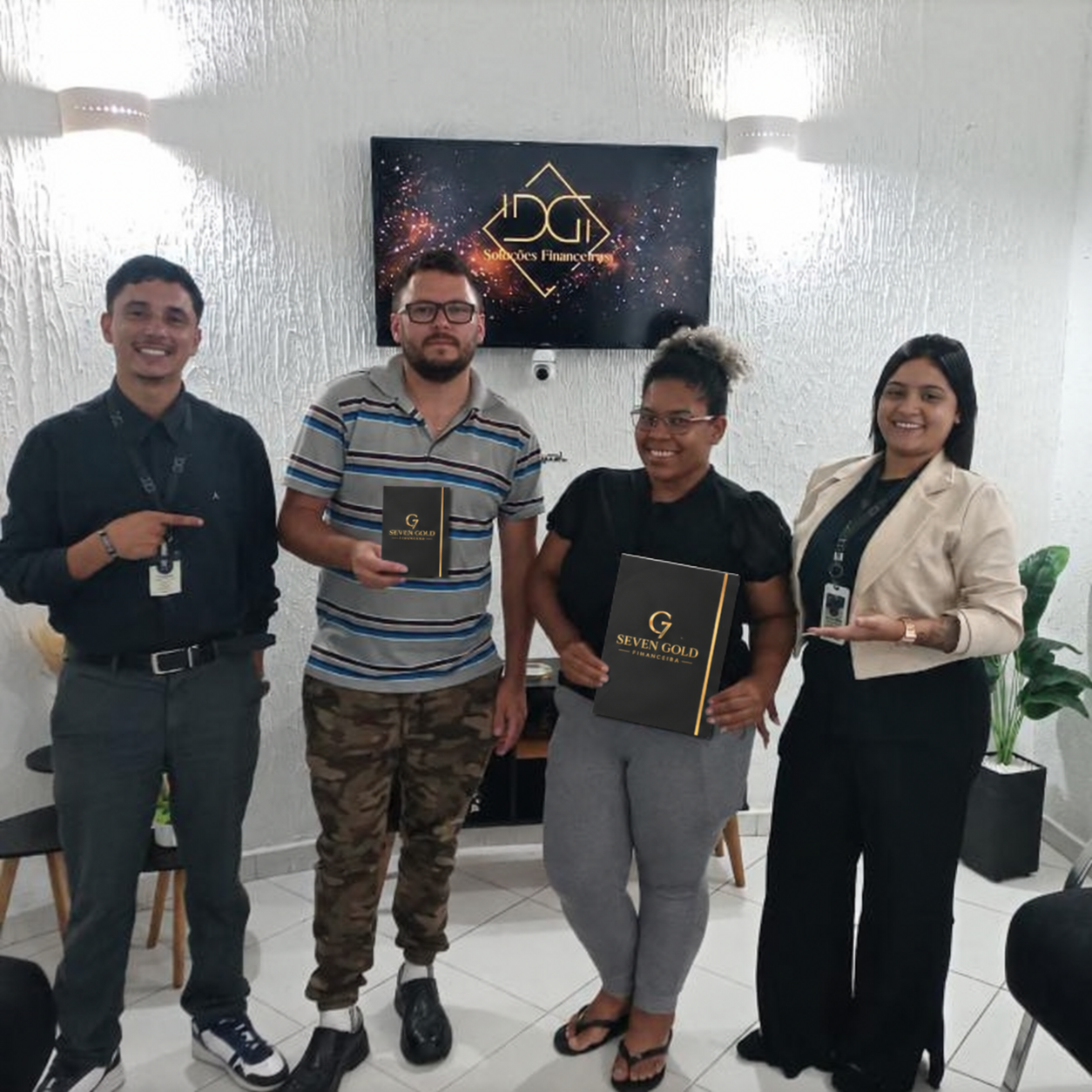 Clientes celebrando uma conquista com o especialista Lucas