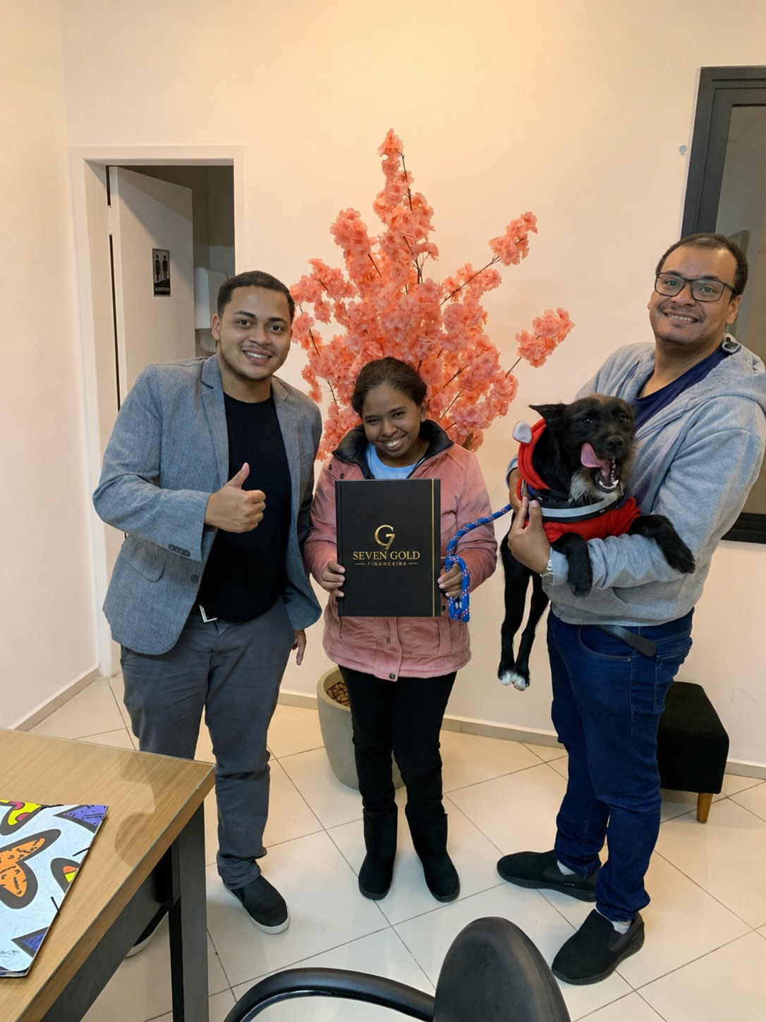 Clientes celebrando uma conquista com o especialista Victor