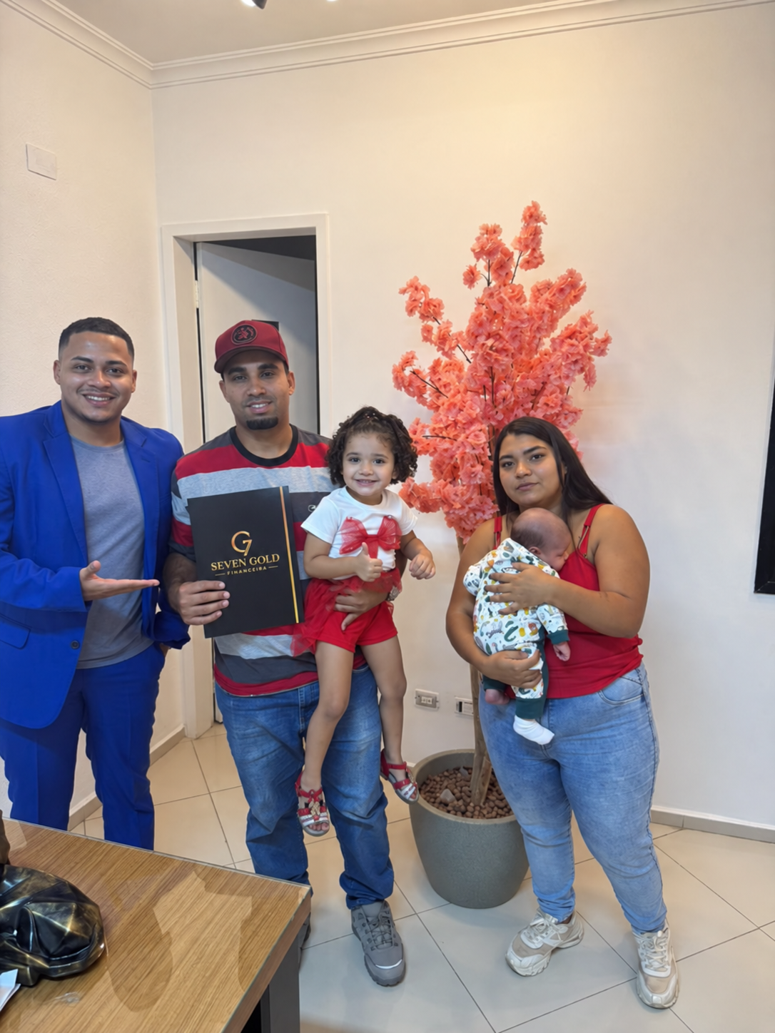 Clientes celebrando uma conquista com o especialista Victor