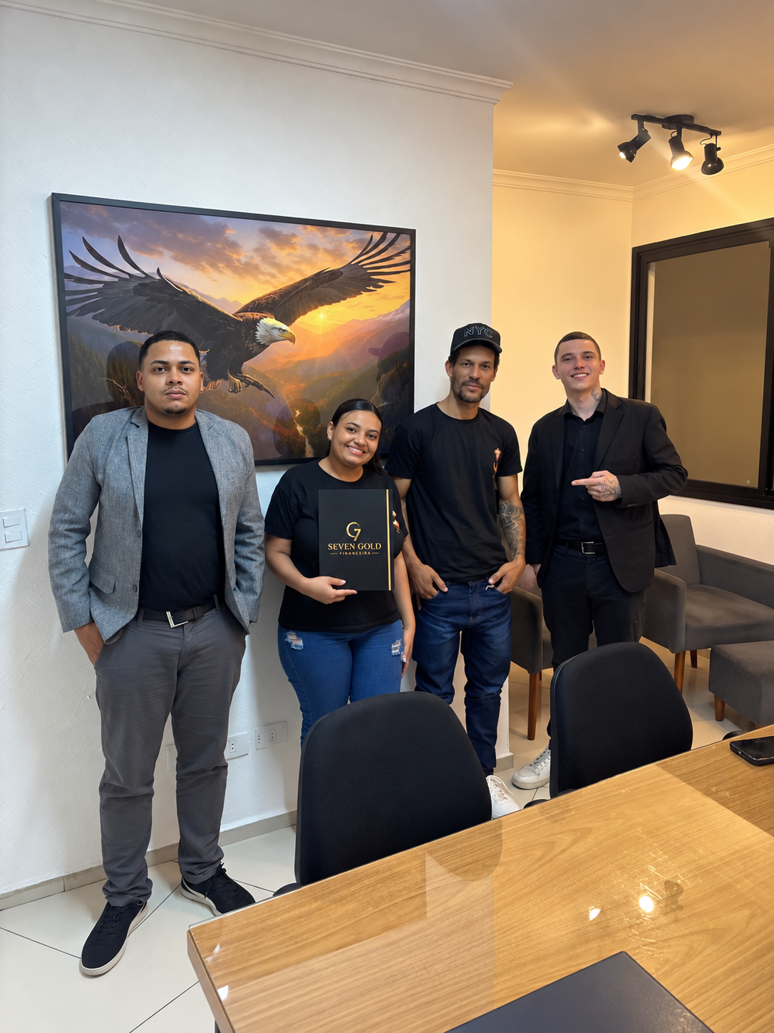 Clientes celebrando uma conquista com o especialista Victor