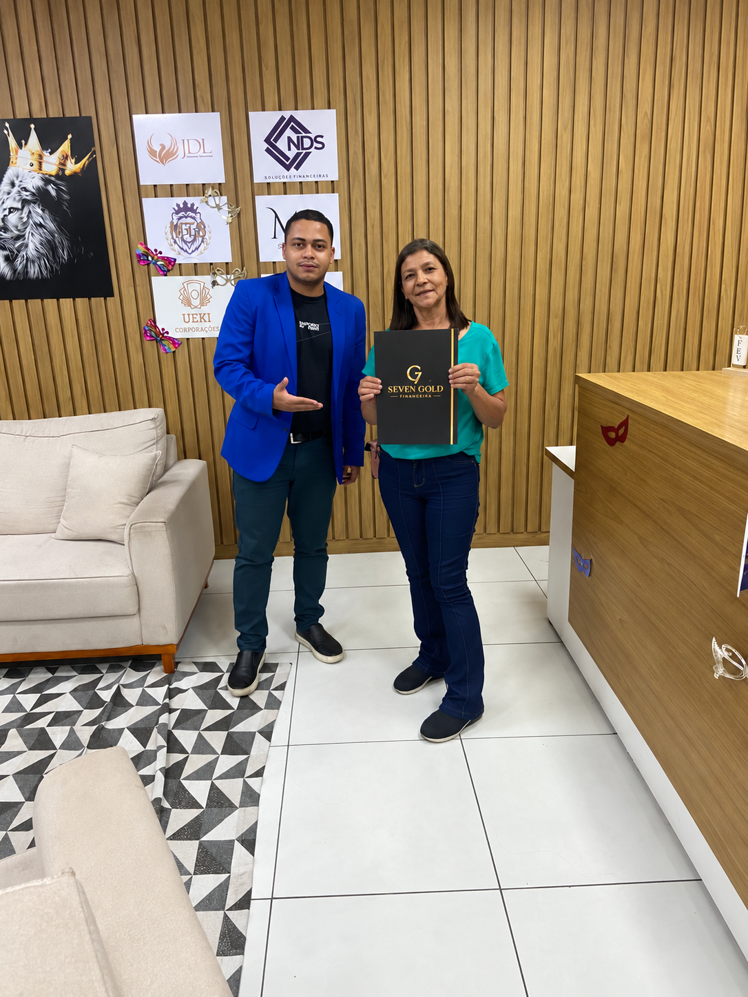 Clientes celebrando uma conquista com o especialista Victor
