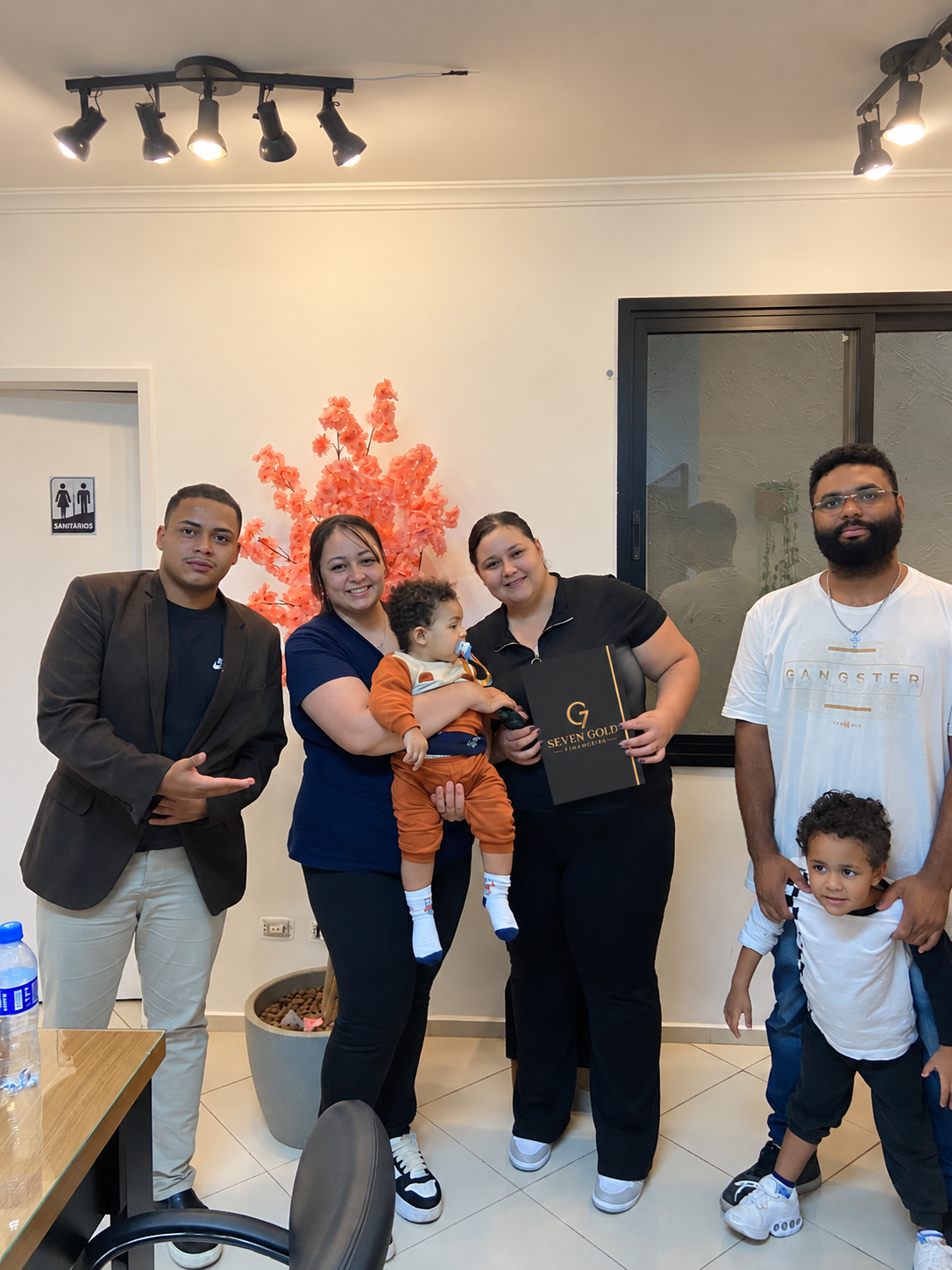 Clientes celebrando uma conquista com o especialista Victor