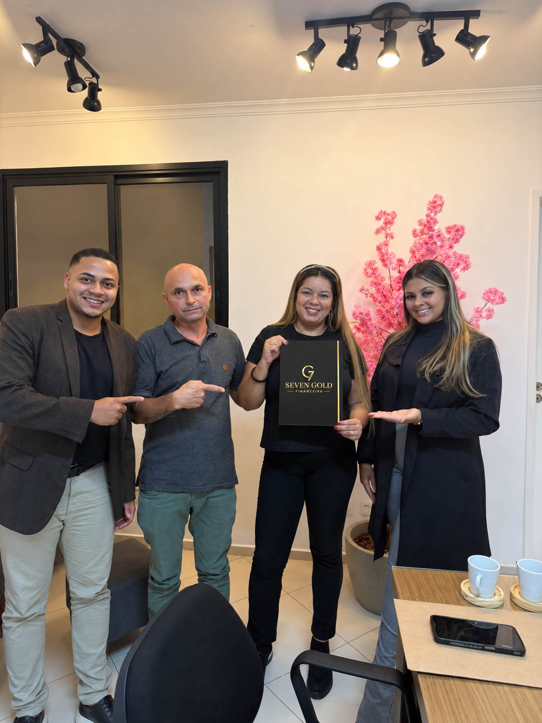 Clientes celebrando uma conquista com o especialista Victor